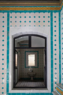 Güneşli bir günde yeni restore edilen Yıldız Sarayı 'nın içeriden görünüşü. Yıldız Sarayı. 9 Ağustos 2024. İstanbul, Türkiye