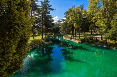 Güneşli bir günde Yıldız Sarayı 'nın dış görünüşü. Yıldız Sarayı. 9 Ağustos 2024. İstanbul, Türkiye