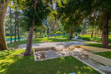 Güneşli bir günde Yıldız Sarayı 'nın dış görünüşü. Yıldız Sarayı. 9 Ağustos 2024. İstanbul, Türkiye