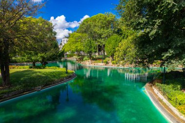 Güneşli bir günde Yıldız Sarayı 'nın dış görünüşü. Yıldız Sarayı. 9 Ağustos 2024. İstanbul, Türkiye