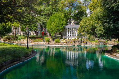 Güneşli bir günde Yıldız Sarayı 'nın dış görünüşü. Yıldız Sarayı. 9 Ağustos 2024. İstanbul, Türkiye