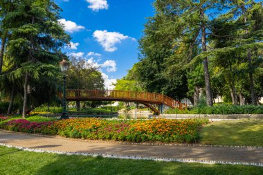 Güneşli bir günde Yıldız Sarayı 'nın dış görünüşü. Yıldız Sarayı. 9 Ağustos 2024. İstanbul, Türkiye