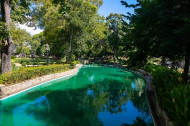 Güneşli bir günde Yıldız Sarayı 'nın dış görünüşü. Yıldız Sarayı. 9 Ağustos 2024. İstanbul, Türkiye