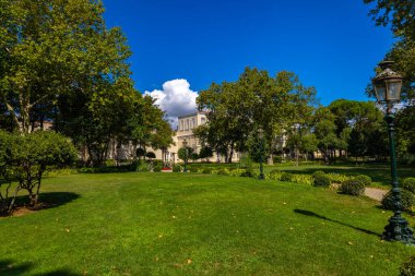 Güneşli bir günde Yıldız Sarayı 'nın dış görünüşü. Yıldız Sarayı. 9 Ağustos 2024. İstanbul, Türkiye