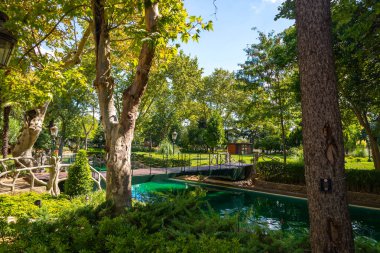 Güneşli bir günde Yıldız Sarayı 'nın dış görünüşü. Yıldız Sarayı. 9 Ağustos 2024. İstanbul, Türkiye