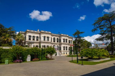 Güneşli bir günde Yıldız Sarayı 'nın dış görünüşü. Yıldız Sarayı. 9 Ağustos 2024. İstanbul, Türkiye