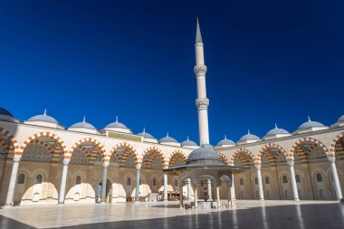 Büyük Camlica Camii ve caminin iç bahçesinde abdest çeşmesi var. Camlica Camii Türkiye 'nin en büyük camisidir.