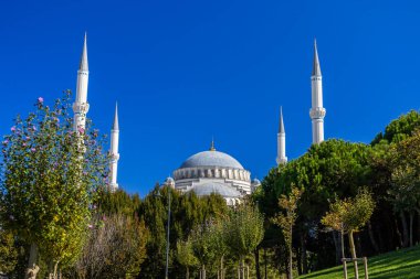 İstanbul, Türkiye 'deki Büyük Camlika Camii, bahçenin içinden fotoğraflandı