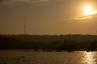 İstanbul, Türkiye - 2 Kasım 2024: İstanbul feribotu. Güzel İstanbul boğaz manzarası. İstanbul, Türkiye