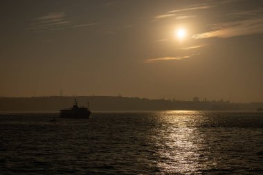 İstanbul, Türkiye - 2 Kasım 2024: İstanbul feribotu. Güzel İstanbul boğaz manzarası. İstanbul, Türkiye