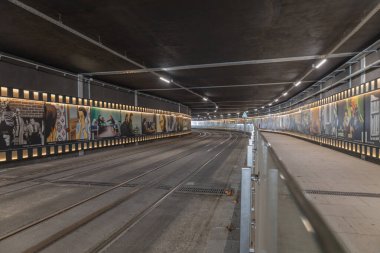 İstanbul, Türkiye - 2 Kasım 2024: Türk klasik filmleriyle dizayn edilen Eminonu-Alibeykoy metro hattının altgeçidi