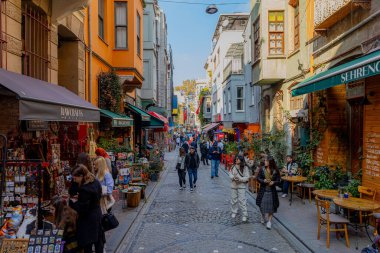 İstanbul, Türkiye - 2 Kasım 2024: İstanbul 'un Fatih ilçesinde geleneksel mimari ve sokak manzarası. Balat en eski ve en yaşlılardan biridir.