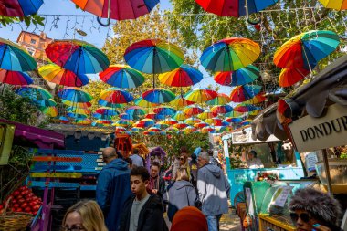 İstanbul, Türkiye - 2 Kasım 2024: Balat Antik Kafe 'de renkli şemsiyeler