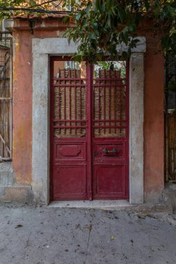 Eski ve klasik bir binanın giriş kapısı.