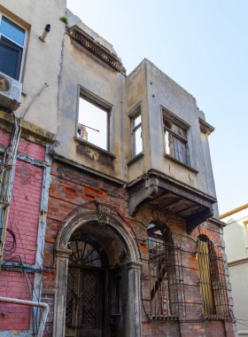 İstanbul, Türkiye - 2 Kasım 2024: Eski ve yıkılan tarihi bir bina