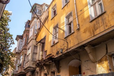 İstanbul, Türkiye - 2 Kasım 2024: Eski ve yıkılan tarihi bir bina