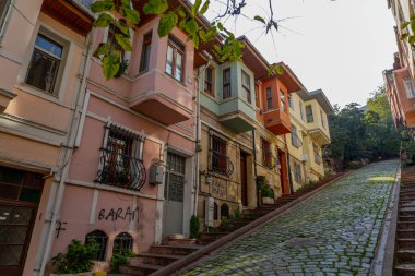 İstanbul, Türkiye - 2 Kasım 2024: İstanbul 'un Fatih ilçesinde geleneksel mimari ve sokak manzarası. Balat en eski ve en yaşlılardan biridir.