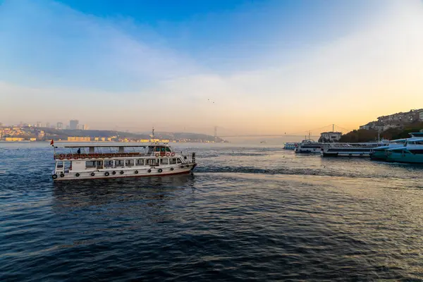 İstanbul, Türkiye - 2 Kasım 2024: İstanbul feribotu. Güzel İstanbul boğaz manzarası. İstanbul, Türkiye