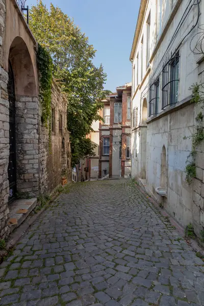 İstanbul, Türkiye - 2 Kasım 2024: İstanbul 'un Fatih ilçesinde geleneksel mimari ve sokak manzarası. Balat en eski ve en yaşlılardan biridir.