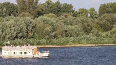 Nehirde yüzen tekneler