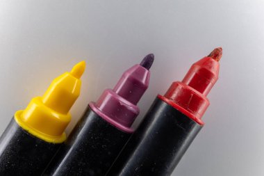 Kalın Renklerle Sıralanmış Üç Canlı İşaretleyici