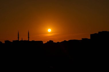 Sunset 'te Tarihi bir Skyline' ın Silueti