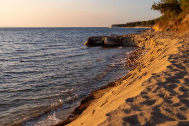 Sahil kıyısında Altın Saat