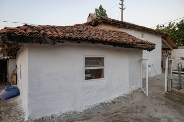 Terracotta Çatı Döşemeleri ile Beyaz Yıkanmış Kır Evi