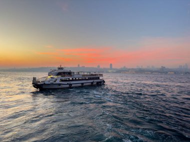 Boğaz 'da Sunset' te feribot.