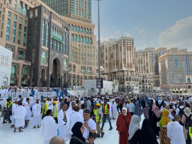 Mekke 'deki Modern Kuleleri olan Mescid al-Haram' daki kalabalık.