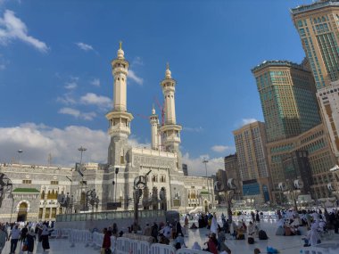 Minaretlerle, gökdelenlerle, Mekke 'deki Mescidi Haram.