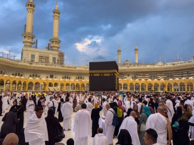 Mekke 'deki Mescidi Haram' da hacılar Kabe 'yi kuşattılar.