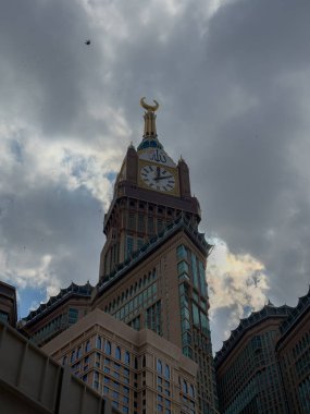 Abraj Al Yem Kuleleri Bulutlu Gökyüzü Altında, Mekke