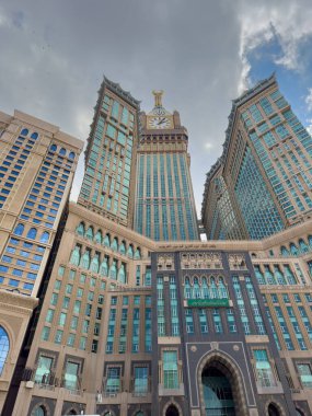 Abraj El Yem Kuleleri Mekke Bulutların Altında