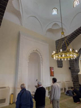 Medine 'deki El-Gama Camii' nin içinde.