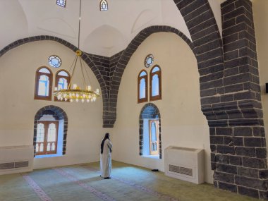 Medine 'deki El-Gama Camii' nin içinde.