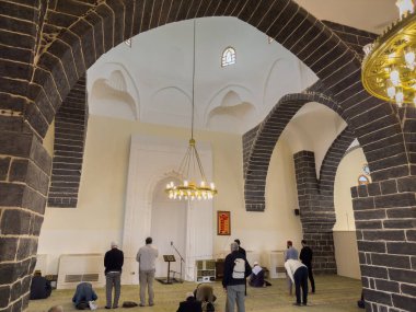 Medine 'deki El-Gama Camii' nin içinde.