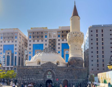 Medine 'deki Ebu Bekir el Siddiq Camii' nin dışında.