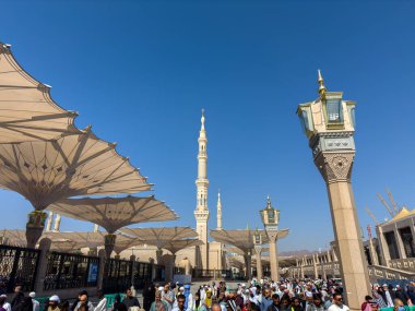El-Mescid an-Nabawi Avlusunda Açık Şemsiyeler ve Minareler