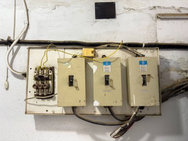 Güvensiz Elektrik Paneli ve Sigorta Kutusu