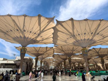 El-Mescid an-Nabawi Avlusunda Açık Şemsiyeler ve Minareler