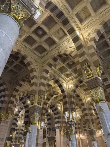 Al Mescid ve Nabawi İçişleri Medine 'deki Peygamberler Camiinin Görkemli Mimarisi