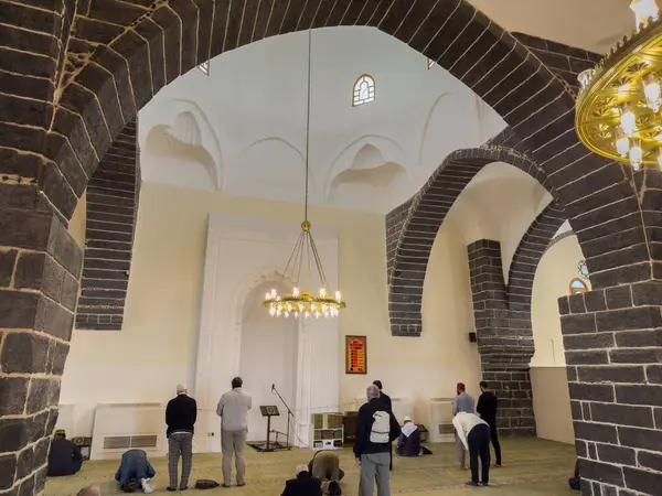 Medine 'deki El-Gama Camii' nin içinde.