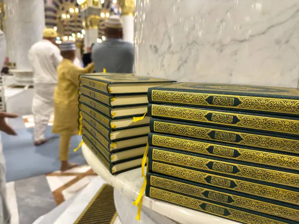El-Mecid an-Nabawi 'deki mermer sütunlara istiflenmiş Quranlar