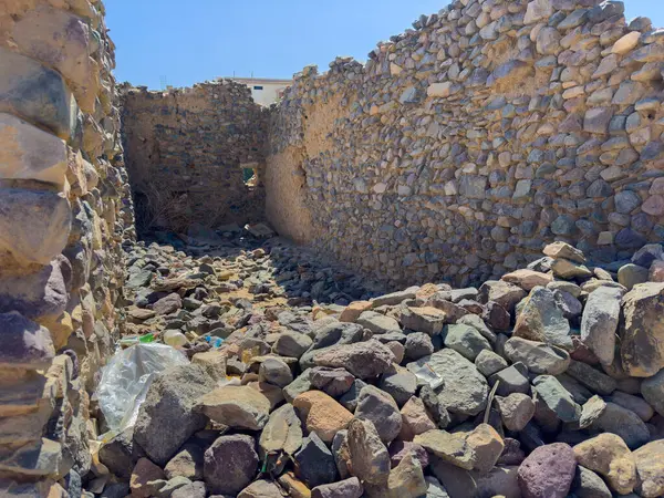 Çöl manzarasında antik kalıntılar. Tarihi Taş Yapılar.