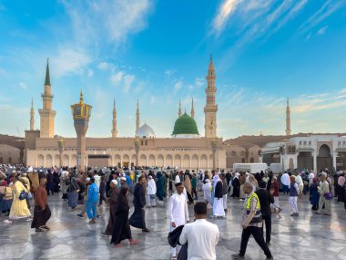 Medine 'deki Mescidi ve Nabawi' de toplanan hacılar Kutsal İslami bir simgedir.