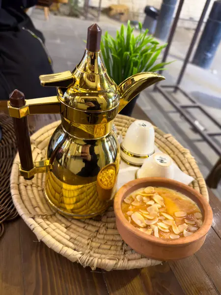 Geleneksel Arap Kahve ve Tatlı Orta Doğu Misafirperverliği