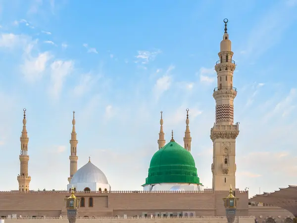 Medine 'deki El Mescidi ve Nabawi' nin Görkemli Yeşil Kubbesi.