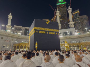 Gece Mekke 'deki Kabe' deki hacılar.