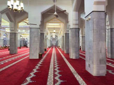 Taif 'teki kırmızı halılı Abbas Camii' nin içi.